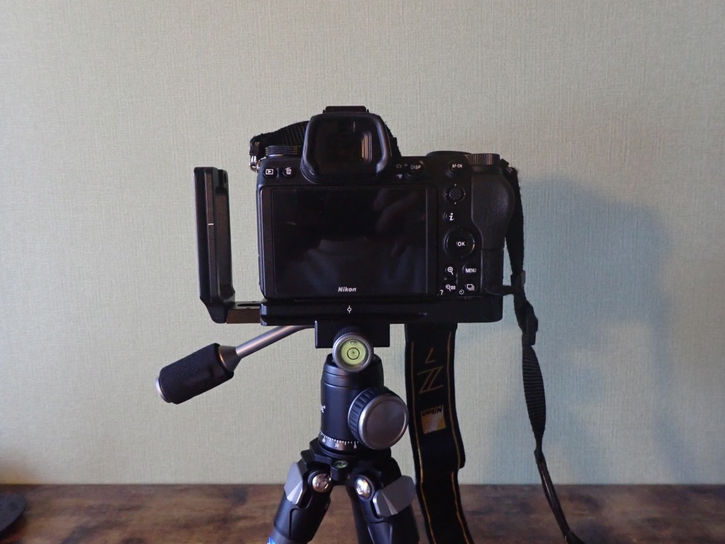 三脚多用者におすすめのコスパ最高のL型プレートを見つけました。Nikon Z5/Z6/Z7/Z6 II/Z7 IIカメラ専用L型プレート「smallRig」  – sakucameblog
